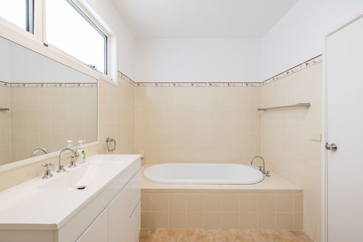 Wanda Beach Waterfront , 161 Soldiers Point Rd – waterfront, air con, linen, Wi-Fi