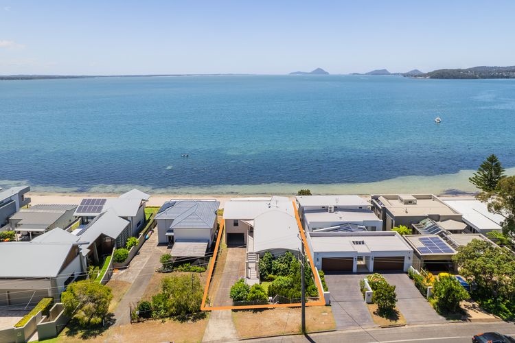 Wanda Beach Waterfront , 161 Soldiers Point Rd – waterfront, air con, linen, Wi-Fi