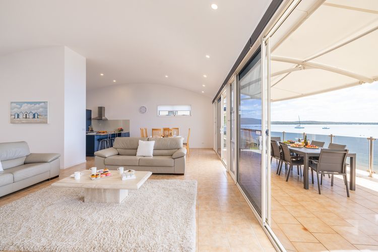 Wanda Beach Waterfront , 161 Soldiers Point Rd – waterfront, air con, linen, Wi-Fi