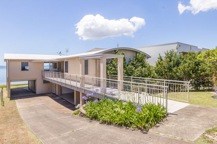 Wanda Beach Waterfront , 161 Soldiers Point Rd – waterfront, air con, linen, Wi-Fi