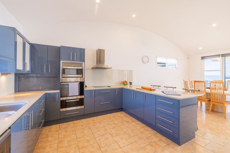 Wanda Beach Waterfront , 161 Soldiers Point Rd – waterfront, air con, linen, Wi-Fi