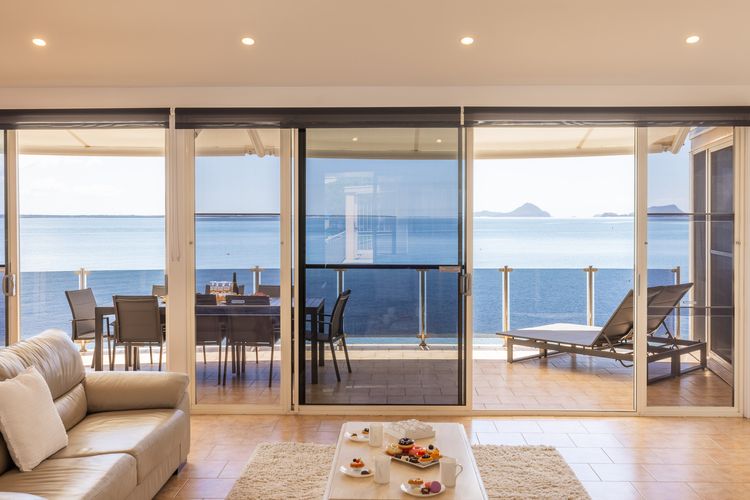 Wanda Beach Waterfront , 161 Soldiers Point Rd – waterfront, air con, linen, Wi-Fi