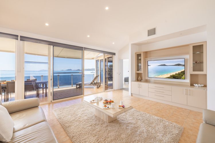 Wanda Beach Waterfront , 161 Soldiers Point Rd – waterfront, air con, linen, Wi-Fi