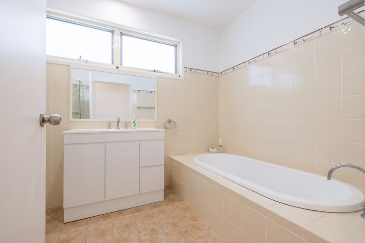 Wanda Beach Waterfront , 161 Soldiers Point Rd – waterfront, air con, linen, Wi-Fi