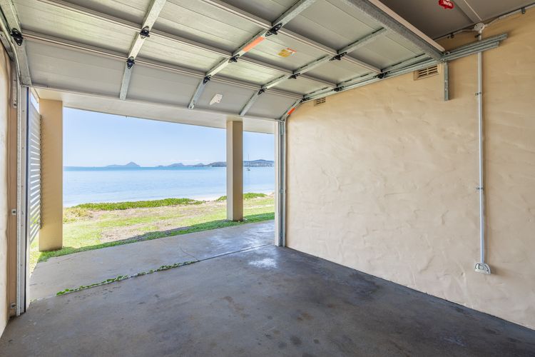 Wanda Beach Waterfront , 161 Soldiers Point Rd – waterfront, air con, linen, Wi-Fi