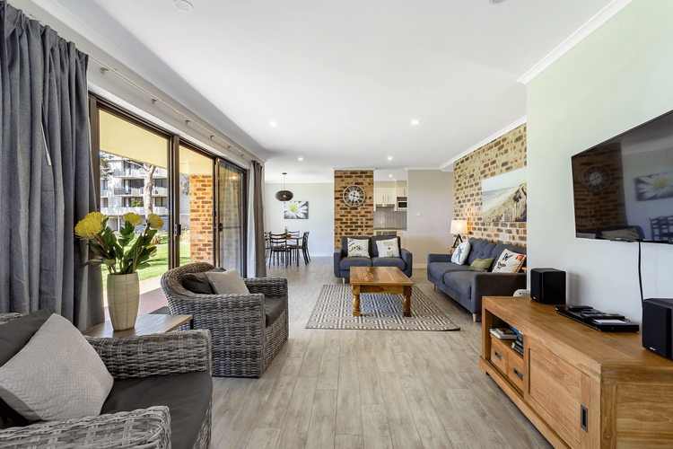 Bay Parklands, 19/2 Gowrie Avenue – ground floor unit with water views & WIFI