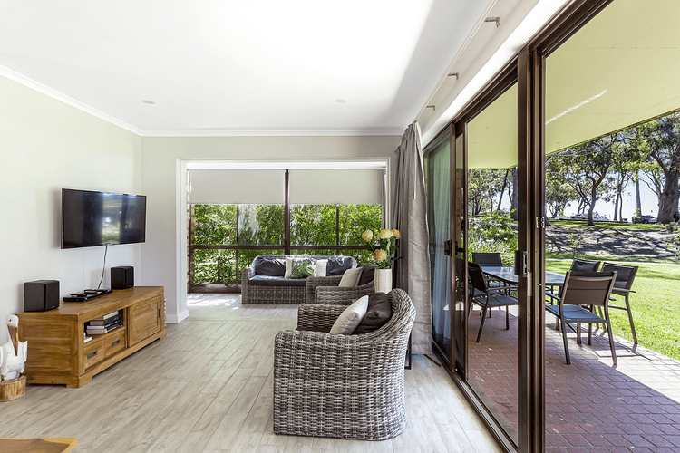 Bay Parklands, 19/2 Gowrie Avenue – ground floor unit with water views & WIFI