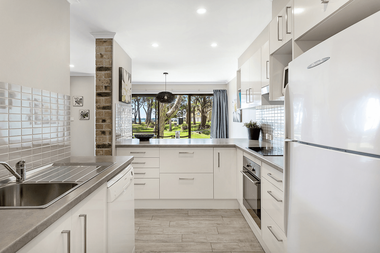 Bay Parklands, 19/2 Gowrie Avenue – ground floor unit with water views & WIFI