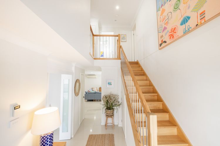 Capri Blue, 2/88 Tomaree Rd – stunning townhouse with Wi-Fi, Air Con