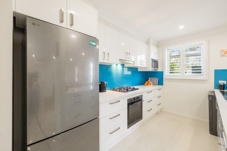Capri Blue, 2/88 Tomaree Rd – stunning townhouse with Wi-Fi, Air Con
