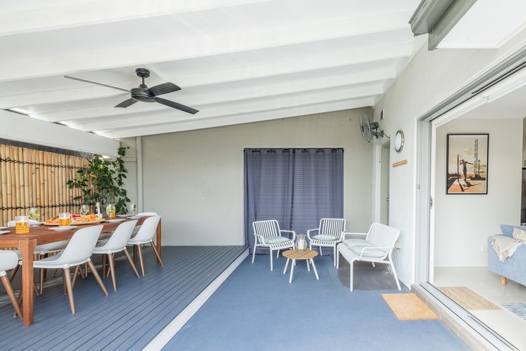 Capri Blue, 2/88 Tomaree Rd – stunning townhouse with Wi-Fi, Air Con
