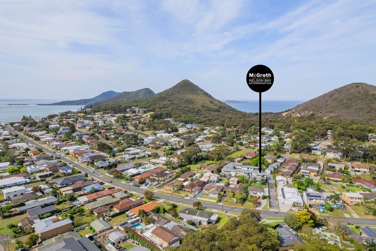 Capri Blue, 2/88 Tomaree Rd – stunning townhouse with Wi-Fi, Air Con