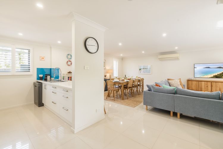 Capri Blue, 2/88 Tomaree Rd – stunning townhouse with Wi-Fi, Air Con