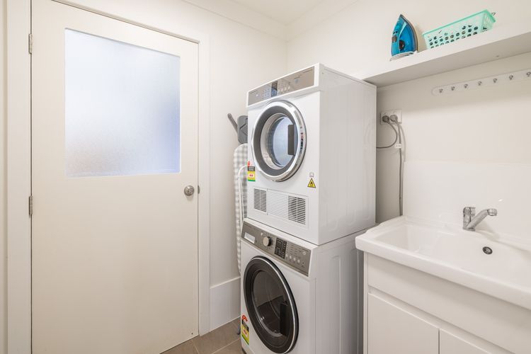 Capri Blue, 2/88 Tomaree Rd – stunning townhouse with Wi-Fi, Air Con