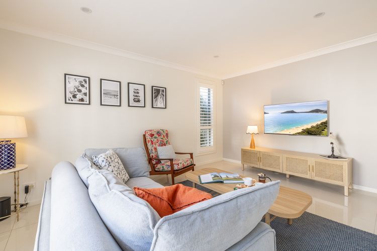 Capri Blue, 2/88 Tomaree Rd – stunning townhouse with Wi-Fi, Air Con