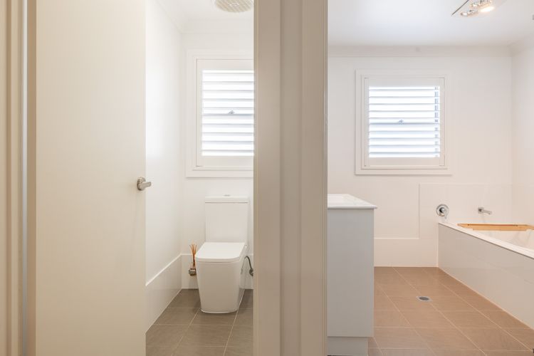 Capri Blue, 2/88 Tomaree Rd – stunning townhouse with Wi-Fi, Air Con