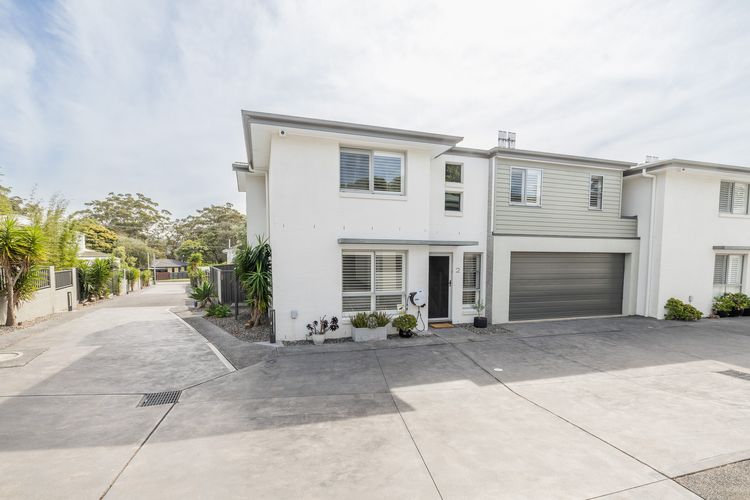 Capri Blue, 2/88 Tomaree Rd – stunning townhouse with Wi-Fi, Air Con