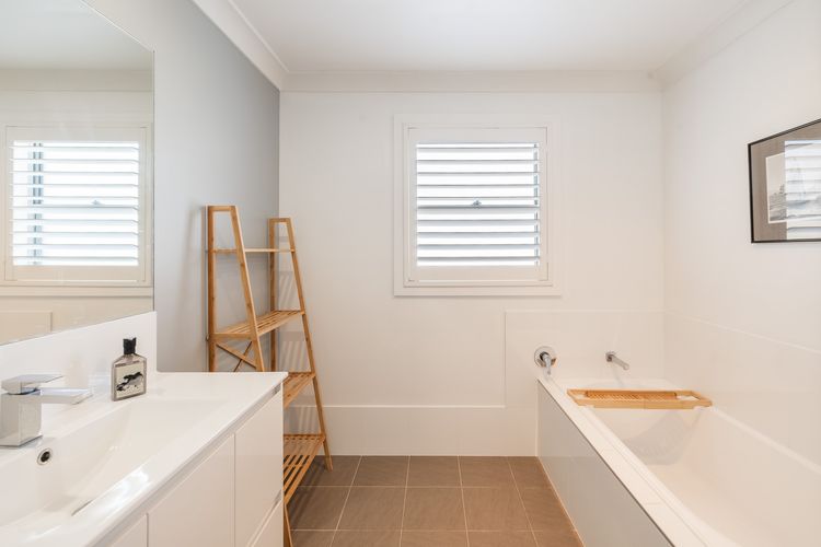 Capri Blue, 2/88 Tomaree Rd – stunning townhouse with Wi-Fi, Air Con