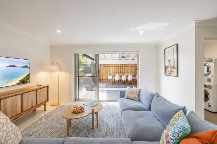 Capri Blue, 2/88 Tomaree Rd – stunning townhouse with Wi-Fi, Air Con