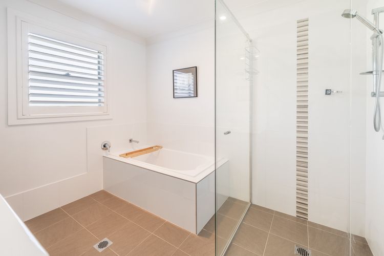 Capri Blue, 2/88 Tomaree Rd – stunning townhouse with Wi-Fi, Air Con