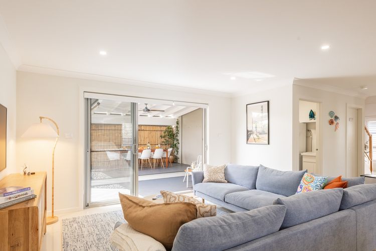 Capri Blue, 2/88 Tomaree Rd – stunning townhouse with Wi-Fi, Air Con