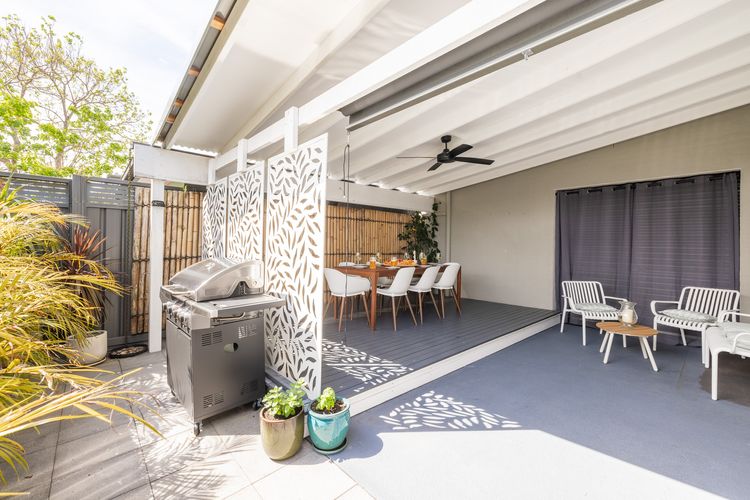 Capri Blue, 2/88 Tomaree Rd – stunning townhouse with Wi-Fi, Air Con