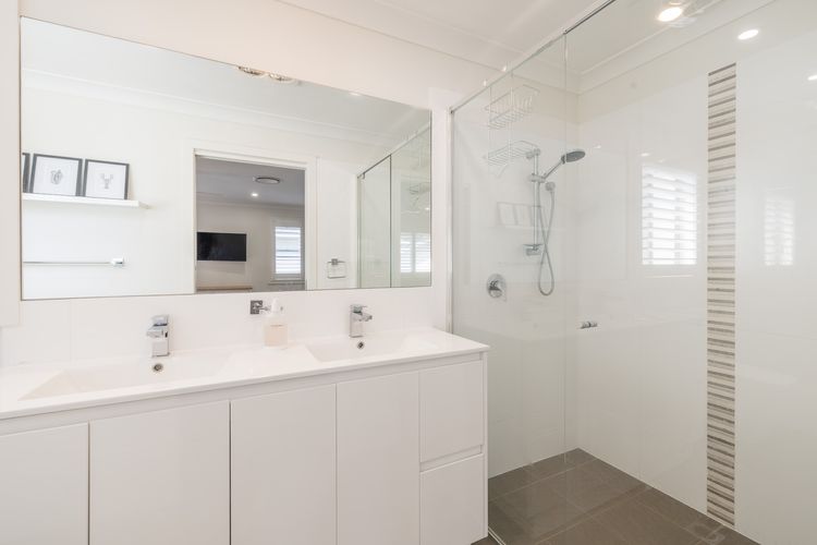 Capri Blue, 2/88 Tomaree Rd – stunning townhouse with Wi-Fi, Air Con