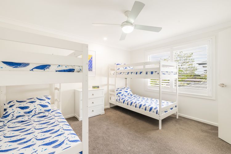 Capri Blue, 2/88 Tomaree Rd – stunning townhouse with Wi-Fi, Air Con
