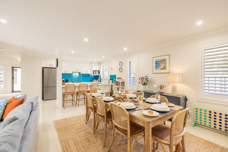 Capri Blue, 2/88 Tomaree Rd – stunning townhouse with Wi-Fi, Air Con