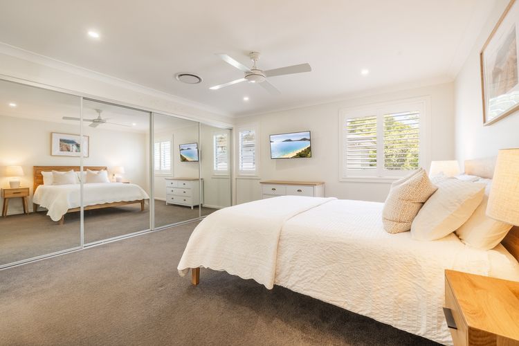 Capri Blue, 2/88 Tomaree Rd – stunning townhouse with Wi-Fi, Air Con