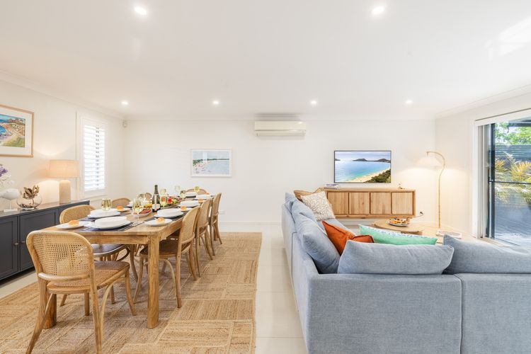 Capri Blue, 2/88 Tomaree Rd – stunning townhouse with Wi-Fi, Air Con