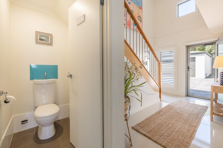 Capri Blue, 2/88 Tomaree Rd – stunning townhouse with Wi-Fi, Air Con