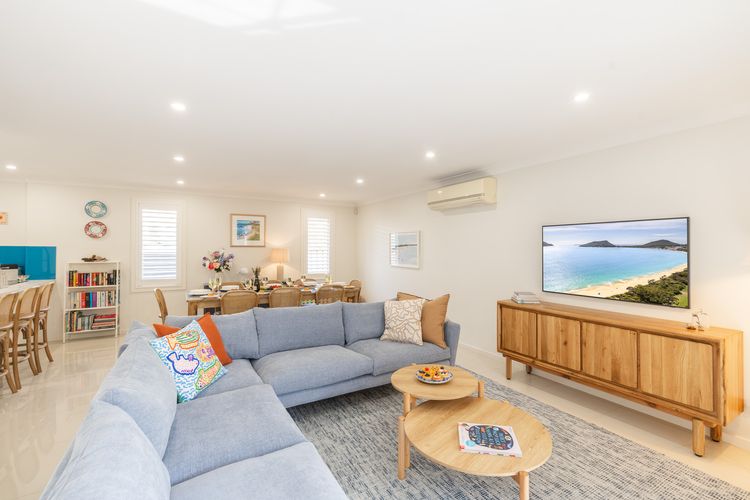 Capri Blue, 2/88 Tomaree Rd – stunning townhouse with Wi-Fi, Air Con
