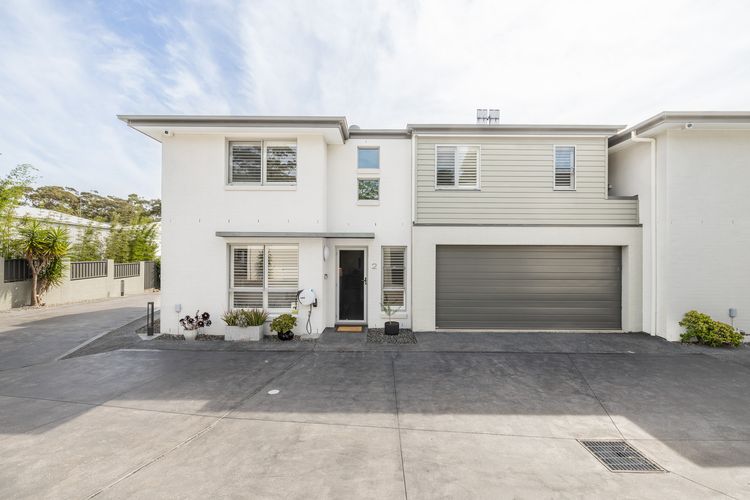 Capri Blue, 2/88 Tomaree Rd – stunning townhouse with Wi-Fi, Air Con