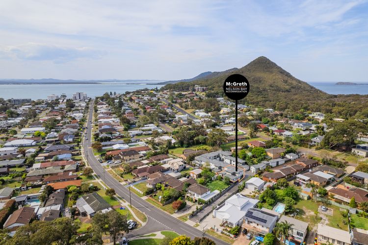 Capri Blue, 2/88 Tomaree Rd – stunning townhouse with Wi-Fi, Air Con