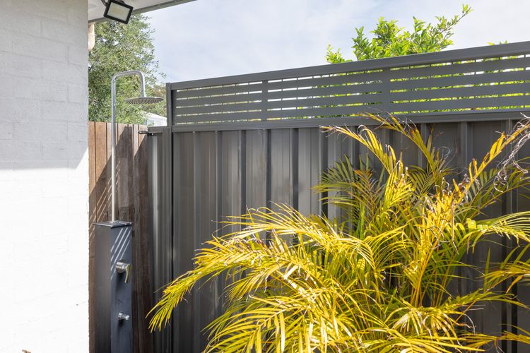 Capri Blue, 2/88 Tomaree Rd – stunning townhouse with Wi-Fi, Air Con