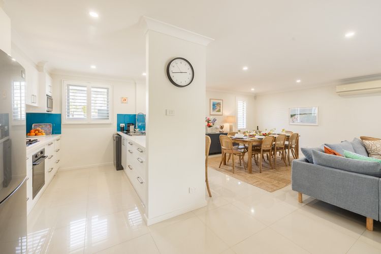 Capri Blue, 2/88 Tomaree Rd – stunning townhouse with Wi-Fi, Air Con