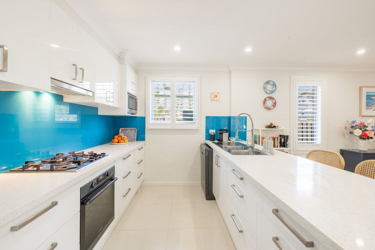 Capri Blue, 2/88 Tomaree Rd – stunning townhouse with Wi-Fi, Air Con