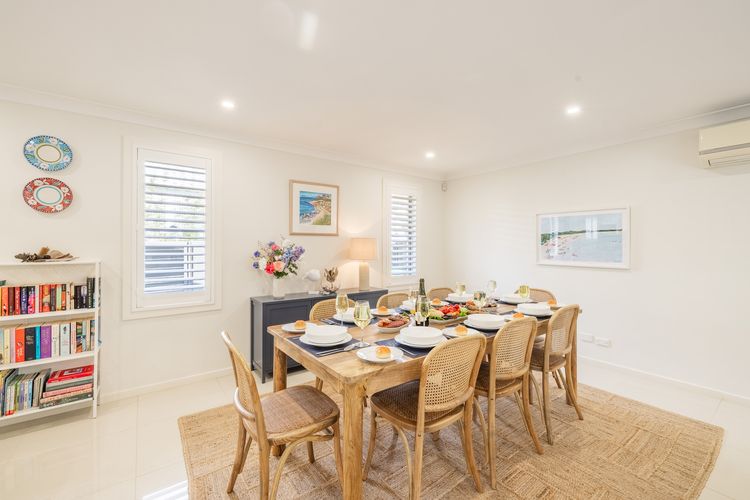 Capri Blue, 2/88 Tomaree Rd – stunning townhouse with Wi-Fi, Air Con