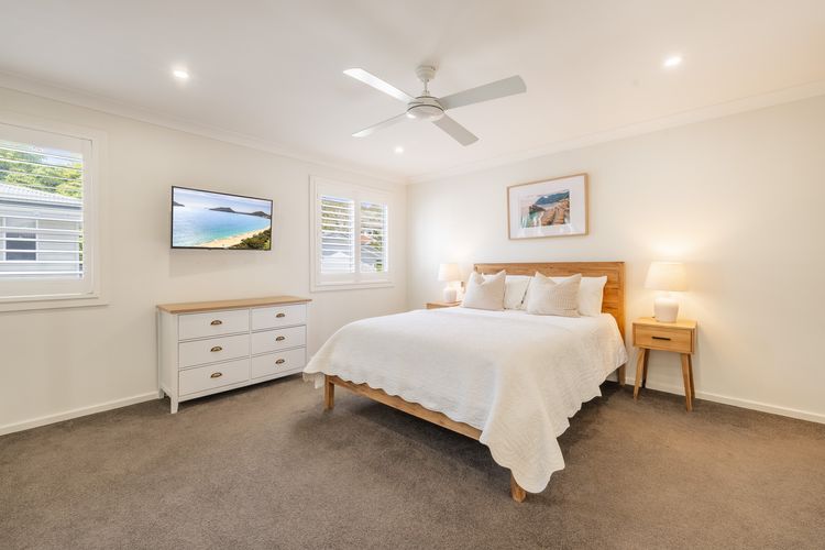 Capri Blue, 2/88 Tomaree Rd – stunning townhouse with Wi-Fi, Air Con