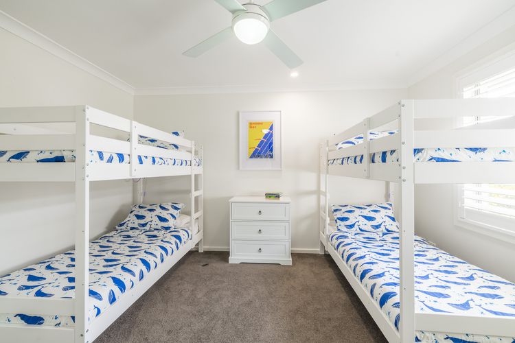 Capri Blue, 2/88 Tomaree Rd – stunning townhouse with Wi-Fi, Air Con