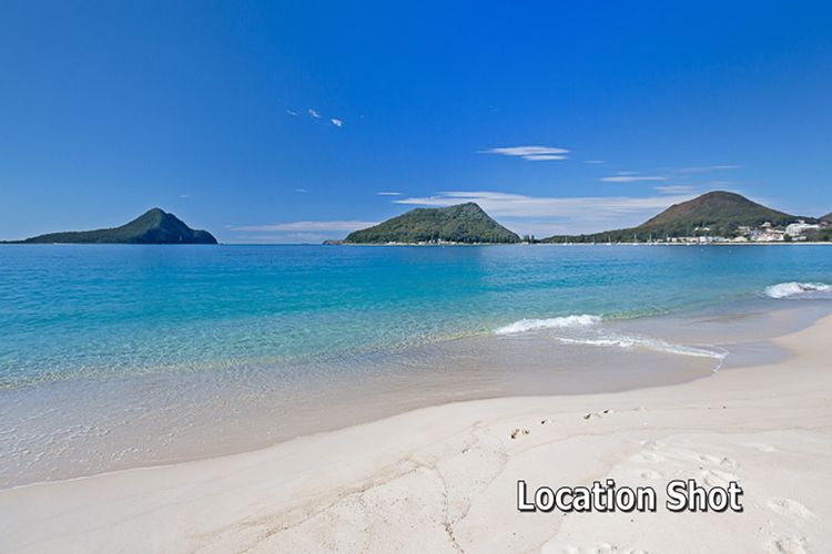 Capri Blue, 2/88 Tomaree Rd – stunning townhouse with Wi-Fi, Air Con