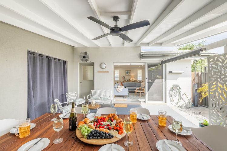 Capri Blue, 2/88 Tomaree Rd – stunning townhouse with Wi-Fi, Air Con