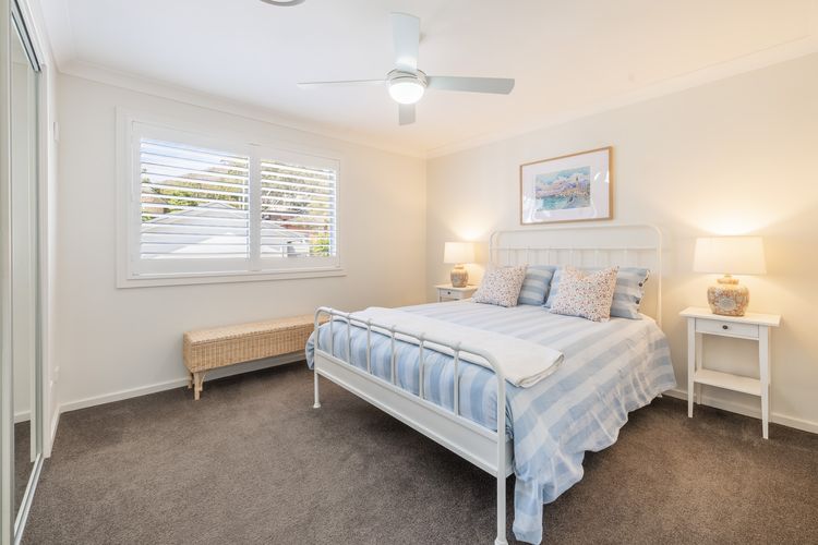Capri Blue, 2/88 Tomaree Rd – stunning townhouse with Wi-Fi, Air Con