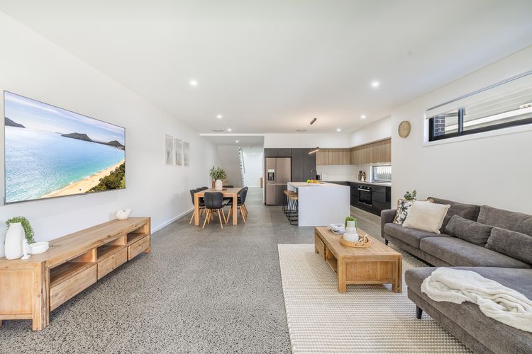 Summer Dayz Shoal Bay, 21B Tomaree Rd – ducted air and WiFi