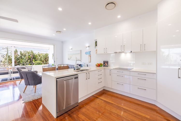 Living the dream, 7a Sandy Point Rd – views, air con, linen