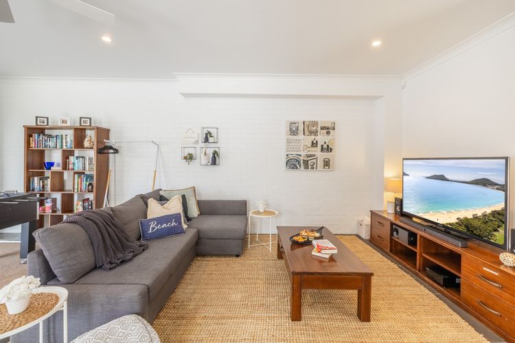 Living the dream, 7a Sandy Point Rd – views, air con, linen