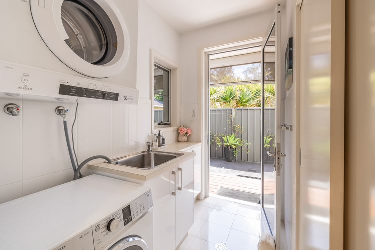 Living the dream, 7a Sandy Point Rd – views, air con, linen