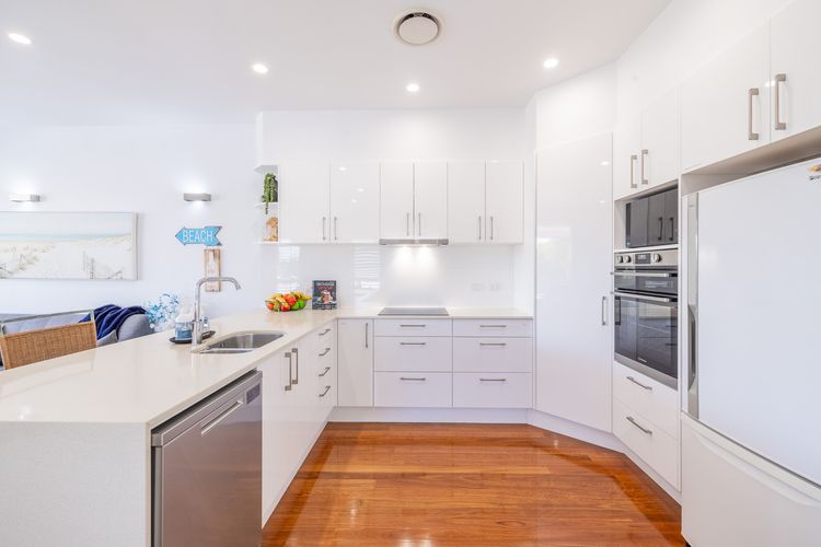 Living the dream, 7a Sandy Point Rd – views, air con, linen