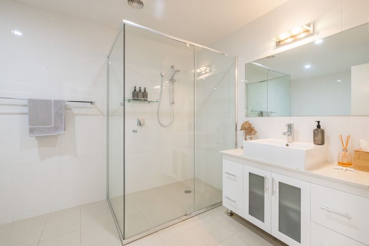 Living the dream, 7a Sandy Point Rd – views, air con, linen